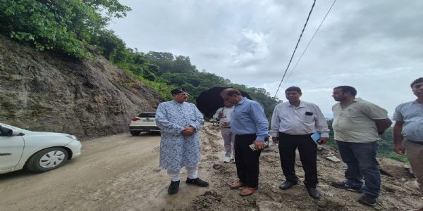 लोनिवि मंत्री महाराज ने किया मसूरी, कोल्हूखेत, पानी वाले बैंड सड़क का औचक निरीक्षण