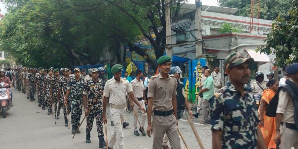 सारण में प्रस्तावित विरोध-प्रदर्शन को लेकर जिलाधिकारी और वरीय पुलिस अधीक्षक के नेतृत्व में निकला फ्लैग मार्च