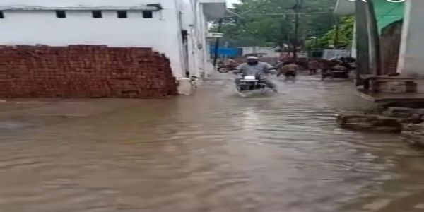 जल निगम की लापरवाही शमसाबाद बना टापू,ईओ ने दर्ज कराई शिकायत