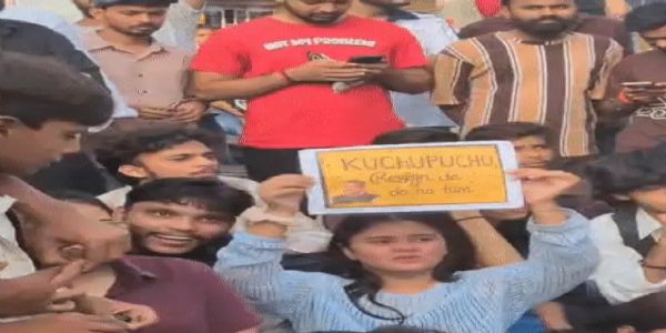 मप्र में पेपर लीक के विरोध में सड़कों पर उतरे छात्र-युवा, इंदौर में ढोल-मंजीरों के साथ प्रदर्शन, रीवा-सतना में पुलिस से झड़प