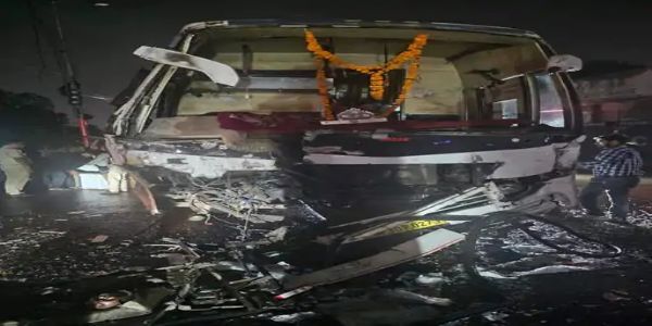 इंदौर में ट्रक और ट्रैवल्स बस की आमने-सामने भिड़ंत, 4 घायल, बस चालक पर नशे में होने का आरोप