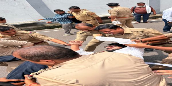 69 हजार शिक्षक भर्ती में आरक्षण घोटाले के खिलाफ शिक्षा मंत्री के आवास पर जोरदार प्रदर्शन