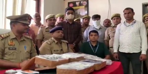 वाराणसी कैंट रेलवे स्टेशन पर एक करोड़ के जेवरात संग दो व्यापारी गिरफ्तार