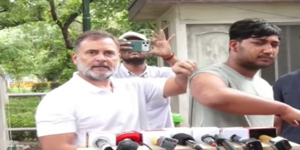 पुलिस कार्रवाई में घायल युवक को सामने लाए राहुल गांधी, बोले- सरकार अत्याचार की जिम्मेदारी ले