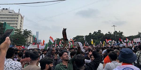 नीट प्रश्नपत्र लीक के विरोध में कोलकाता में अराजक तत्वों का हिंसक प्रदर्शन, धर्मतल्ला में पुलिस से झड़प