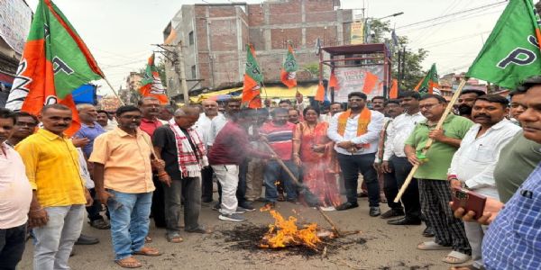 भाजपा कार्यकर्ताओं ने राहुल गांधी का पुतला फूंका