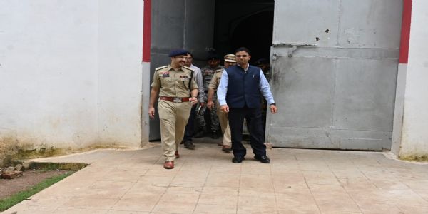 कलेक्टर -एसपी ने किया जिला जेल का निरीक्षण