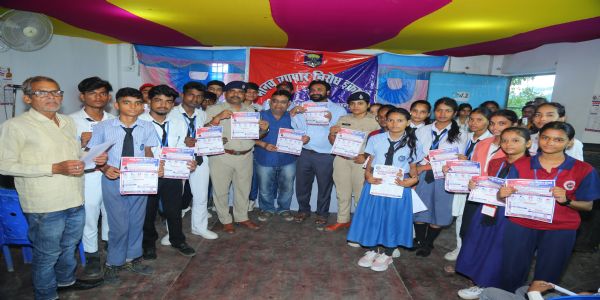 छपरा में एंटी ह्यूमन ट्रैफिकिंग यूनिट ने छात्र-छात्राओं को किया जागरूक