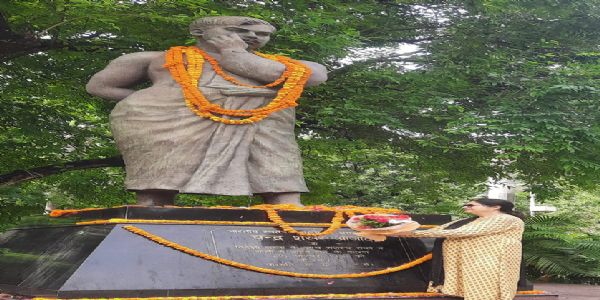 चंद्रशेखर आजाद की जयंती पर कंपनी बाग में रोपे पौधे, पर्यावरण संरक्षण का लिया संकल्प