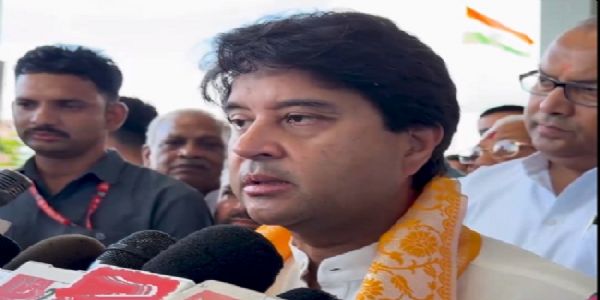 ग्वालियर में मीडिया से बातचीत करते हुए सिंधिया ग्वालियर में मीडिया से बातचीत करते हुए सिंधिया