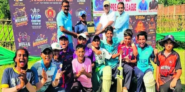 सोनकपुर  स्पोर्ट्स स्टेडियम में आयोजित मैच में मैन ऑफ द मैच खिलाड़ी को सम्मानित करते आयोजक।