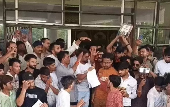 श्योपुर में प्रदर्शनकारी 4 किलोमीटर पैदल मार्च करते हुए कलेक्ट्रेट पहुंचे श्योपुर में प्रदर्शनकारी 4 किलोमीटर पैदल मार्च करते हुए कलेक्ट्रेट पहुंचे