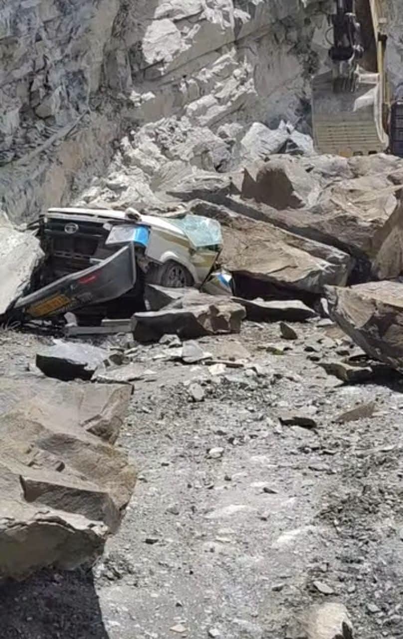 लाहौल-स्पीति के कढ़ूनाला-राहौली क्षेत्र में पहाड़ी से गिरी चट्टान की चपेट में आने से क्षतिग्रस्त टाटा सुमो।