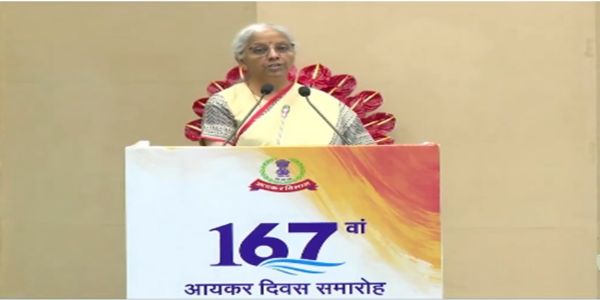 नई दिल्ली में 167वें आयकर दिवस पर आयोजित कार्यक्रम को संबोधित करते सीतारमण नई दिल्ली में 167वें आयकर दिवस पर आयोजित कार्यक्रम को संबोधित करते सीतारमण