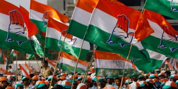 कांग्रेस के झंडे (फाइल फोटो)। कांग्रेस के झंडे (फाइल फोटो)।