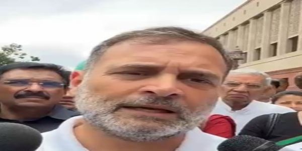संसद भवन परिसर में पत्रकारों से बात करते हुए राहुल गांधी। संसद भवन परिसर में पत्रकारों से बात करते हुए राहुल गांधी।