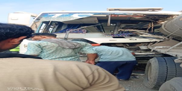सड़क दुर्घटना मे दुर्घटना ग्रस्त बस सड़क दुर्घटना मे दुर्घटना ग्रस्त बस