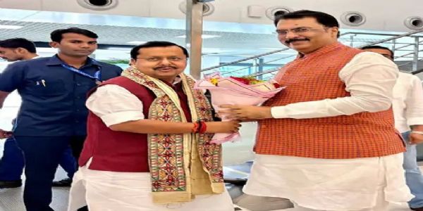 पटना एयरपाेर्ट पर नीतीन नवीन का स्वागत करते संजय सरावगी पटना एयरपाेर्ट पर नीतीन नवीन का स्वागत करते संजय सरावगी