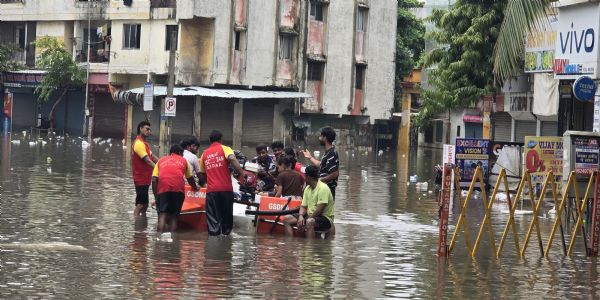 सूरत में जलमग्न पर्वतगाम का इलाका सूरत में जलमग्न पर्वतगाम का इलाका