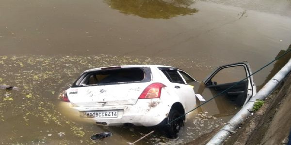 राजगढ़ में डैम में गिरी कार राजगढ़ में डैम में गिरी कार