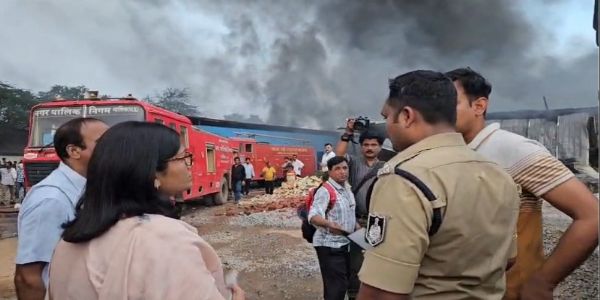 ग्वालियरः मुरार क्षेत्र में इलेक्ट्रॉनिक्स गोदाम में आग, फायर अमले के साथ अधिकारी भी मौके पर
