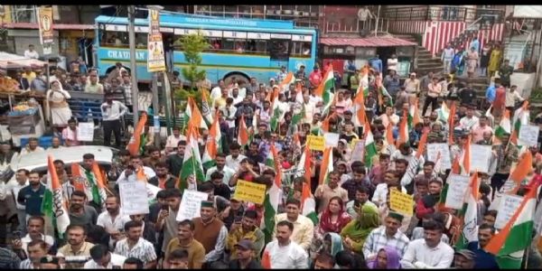 संगड़ाह में नीट पेपर लीक मामले को लेकर कांग्रेस का विरोध प्रदर्शन