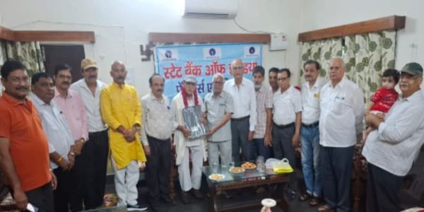 फर्रुखाबाद: एसबीआई पेंशनर्स एसोसिएशन ने किया अवकाश प्राप्त कर्नल सरनाम सिंह को सम्मानित