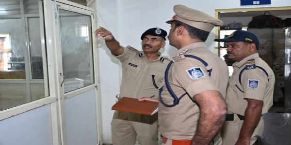 जबलपुरः एसपी ने किया रांझी थाने का वार्षिक निरीक्षण, लंबित मामलों के शीघ्र निराकरण के दिए निर्देश