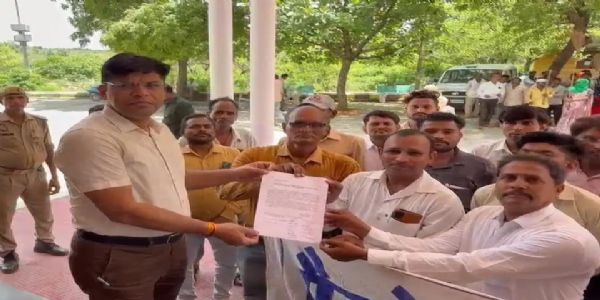 पशुमित्रों ने नियमित मानदेय न मिलने पर कार्य बहिष्कार की दी चेतावनी