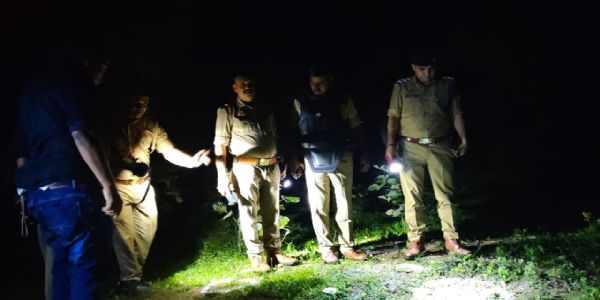 सोनभद्र पुलिस ने मुठभेड़ दो लुटेराें काे गिरफ्तार किया