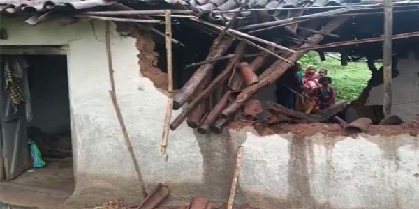 हाथियों ने दो मकानों को किया क्षतिग्रस्त, लोगों ने भागकर बचाई जान