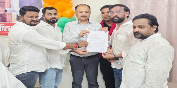पेपर लीक की घटना रोकने को लेकर छात्रों व युवाओं ने प्रधानमंत्री के नाम डीएम को सौपा ज्ञापन