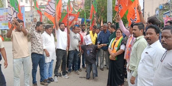 भाजपा ने राहुल गांधी का फूंका पुतला, किया प्रदर्शन