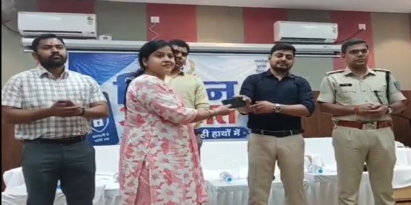 धनबाद पुलिस ने 505 लोगों को लाैटाया खाेया माेबाइल