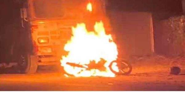 चलती बाइक में लगी आग, दो युवक बाल-बाल बचे