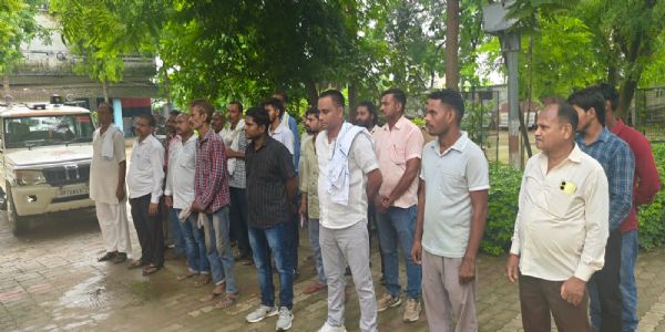 वाराणसी : थाना जंसा में हिस्ट्रीशीटरों की परेड, कानून का पालन करने की दिलाई गई शपथ