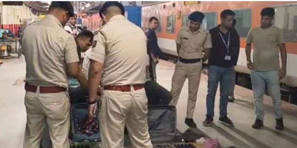 कंचनजंघा एक्सप्रेस से भारी मात्रा में कफ सिरप बरामद, दो गिरफ्तार
