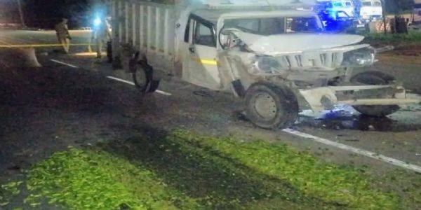 झपकी आने से आगे चल रहे अज्ञात वाहन से टकराया पिकअप, चालक गंभीर