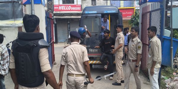 सीवान में छात्र आंदोलन हिंसक, पुलिस पर पथराव-फायरिंग, एसपी समेत कई घायल
