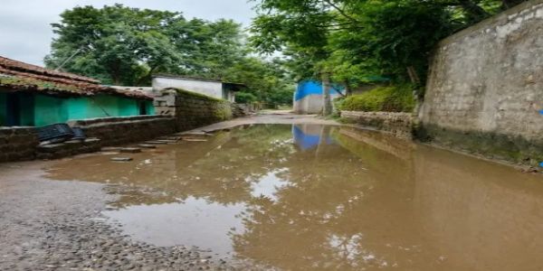अधूरे पीसीसी पथ से जलजमाव, लोगों का आवागमन हुआ मुश्किल
