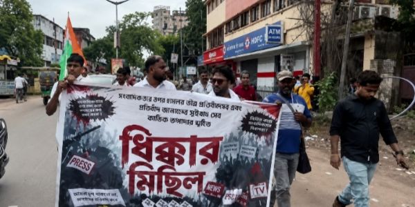 कोलकाता में पत्रकारों पर हमले के विरोध में मेदिनीपुर में प्रदर्शन
