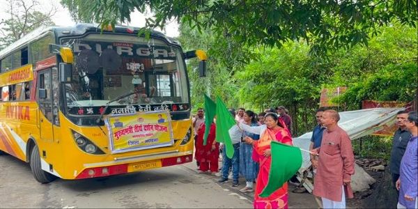 मंडलाः मुख्यमंत्री तीर्थ दर्शन योजना के तहत 196 श्रद्धालु मथुरा - वृंदावन यात्रा पर रवाना