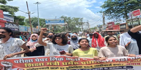 पेपर लीक व लाठीचार्ज के विरोध में छात्र-युवा संगठनों ने निकाला जुलूस