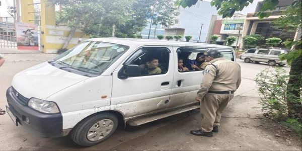 इंदौरः स्कूली बच्चों के अवैध परिवहन पर आरटीओ ने चलाया विशेष अभियान, चार वैन जब्त