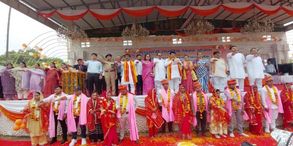 हाथरस : मुख्यमंत्री सामूहिक विवाह योजना में 214 बेटियों का विवाह संपन्न, जनप्रतिनिधियों एवं अधिकारियों ने नवदंपतियों को दिया आशीर्वाद