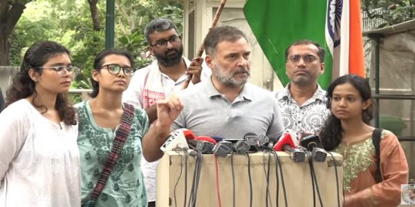 दिल्ली में लेफ्ट छात्र संगठनों के साथ प्रेस वार्ता करते हुए राहुल गांधी। दिल्ली में लेफ्ट छात्र संगठनों के साथ प्रेस वार्ता करते हुए राहुल गांधी।