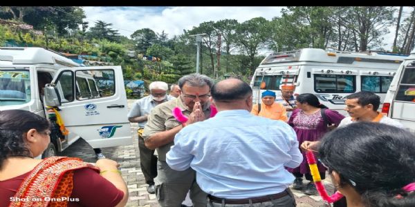 कैलाश मानसरोवर यात्रियों के दल का कैलाश मानसरोवर यात्रा छठा दल पिथौरागढ़ दोपहर 1.30 PM पर पहुंच गया है। कैलाश मानसरोवर यात्रियों के दल का कैलाश मानसरोवर यात्रा छठा दल पिथौरागढ़ दोपहर 1.30 PM पर पहुंच गया है।