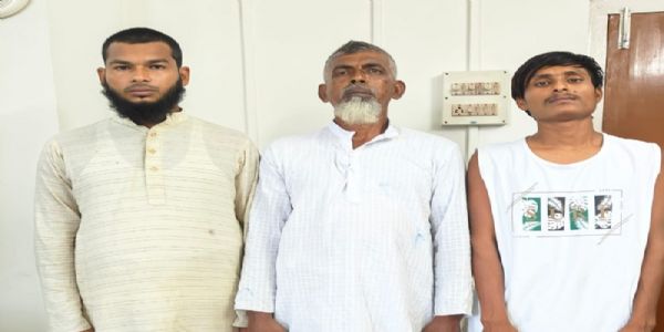 असमः एसटीएफ द्वारा गिरफ्तार आतंकी संगठन एसबीएन के सदस्य बाएं से दायां अकरमुल इस्लाम, अबुल हुसैन और अमीनुर्रहमान