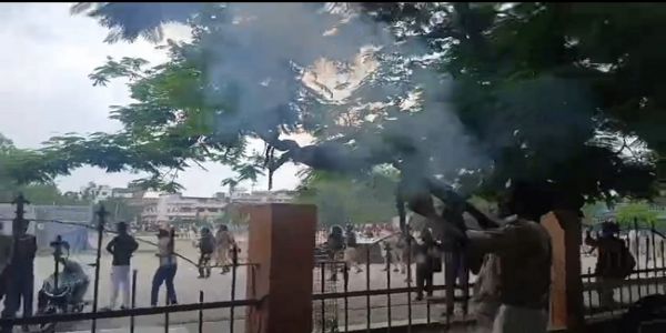 बिहार बंद के दौरान छात्रों को रोकते पुलिस बल के जवान बिहार बंद के दौरान छात्रों को रोकते पुलिस बल के जवान