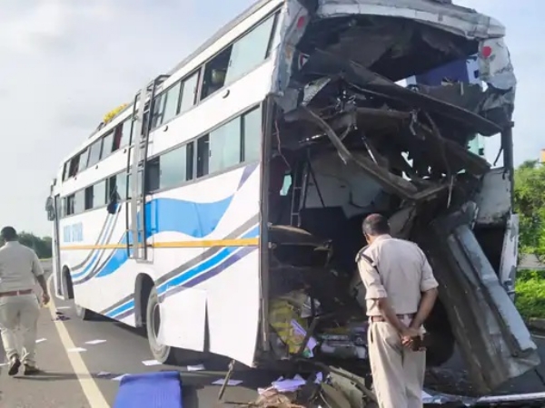मप्र के सिवनी में खड़ी बस में पीछे से घुसा तेज रफ्तार ट्रक मप्र के सिवनी में खड़ी बस में पीछे से घुसा तेज रफ्तार ट्रक